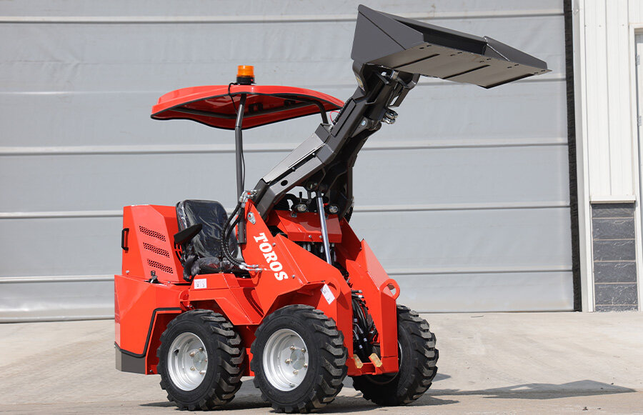 3.TOROS TRS-480Z SKID STEER LOADER