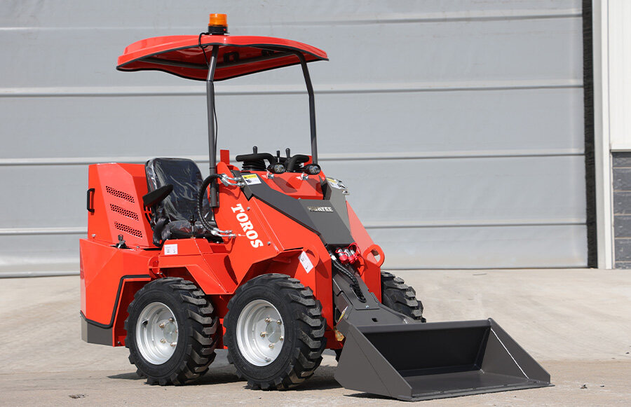 4.TOROS TRS-480Z SKID STEER LOADER