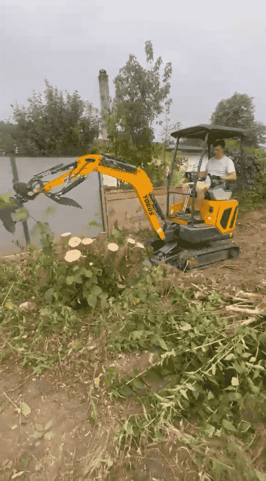 0725-blog1-1.png TOROS mini excavator removing tree roots